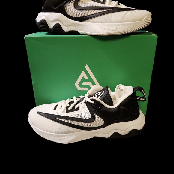 Nike Giannis Immortality 3 Bedtime Snack NIB Wht/Blk Size 11